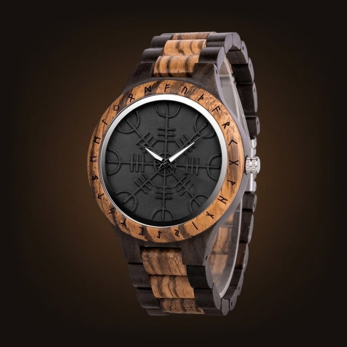 Montre viking en bois sombre et zébré, cadran noir orné de l’Ægishjálmur en relief noir mat, lunette gravée de runes