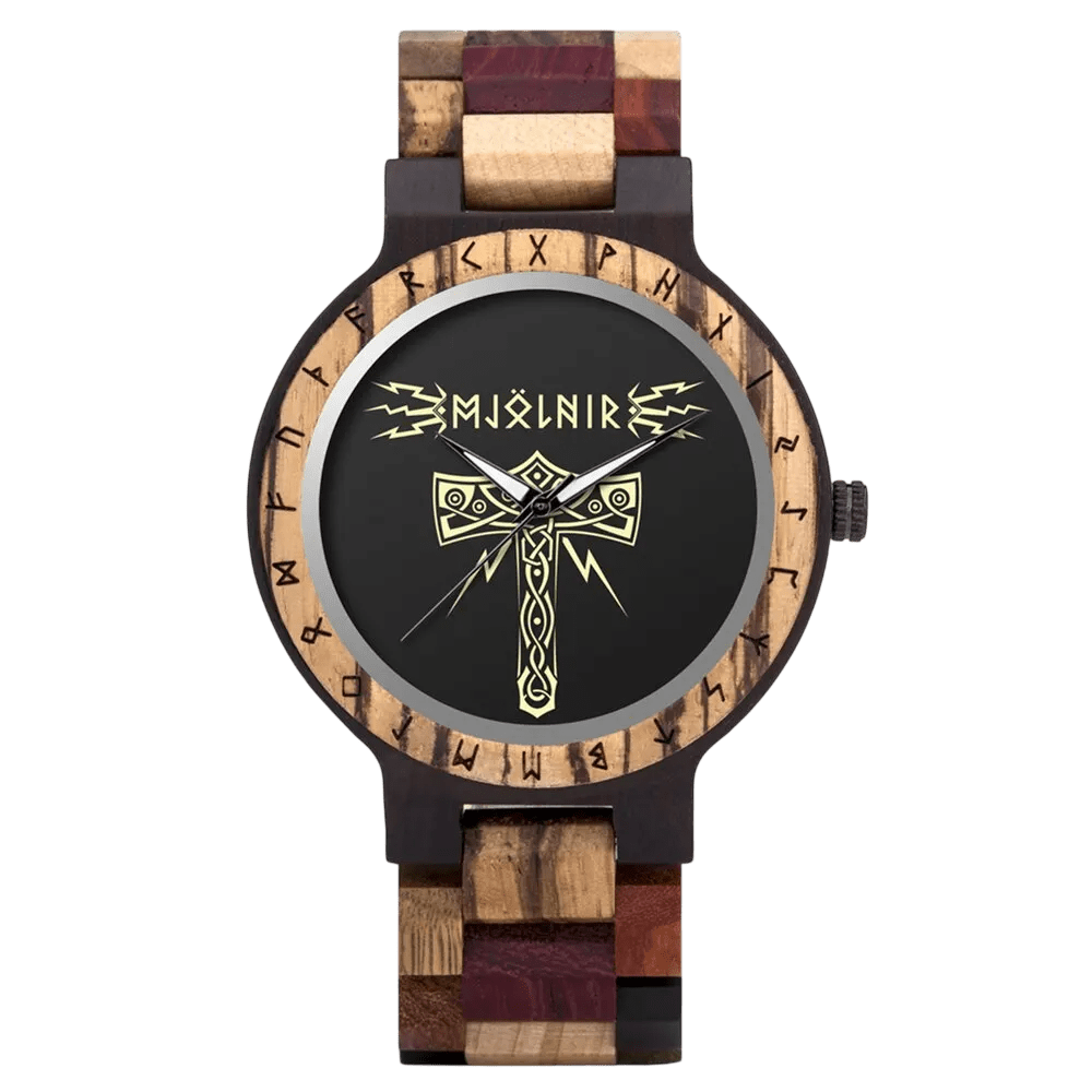 Montre Viking en bois multicolore (rouge santal, bois clair et sombre) avec cadran noir. Motif du Marteau de Thor (Mjölnir) et éclairs dorés, modèle Héritage d'Yggdrasil.