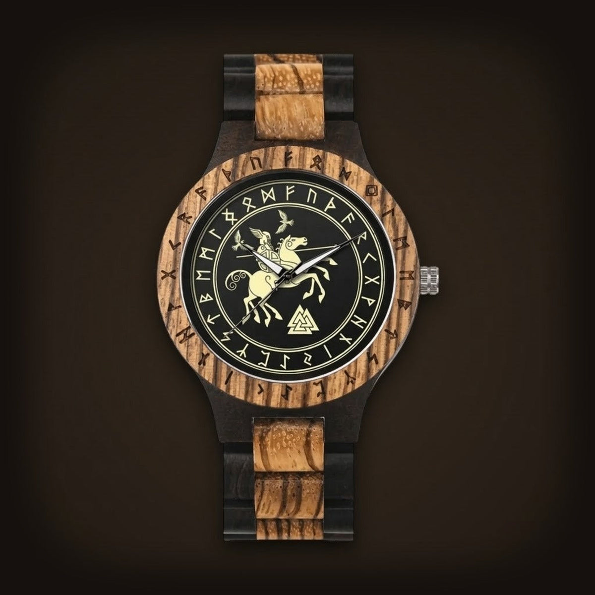 Montre Viking en bois duo (bicolore noir et zébré). Cadran noir avec gravure dorée d'Odin sur Sleipnir. Modèle Alliance Ombre et Lumière.