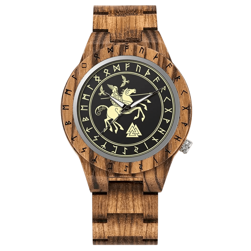 Gros plan sur une montre viking en bois clair. Le cadran noir présente une gravure dorée d'Odin chevauchant Sleipnir, son cheval à huit pattes, entouré de runes nordiques.