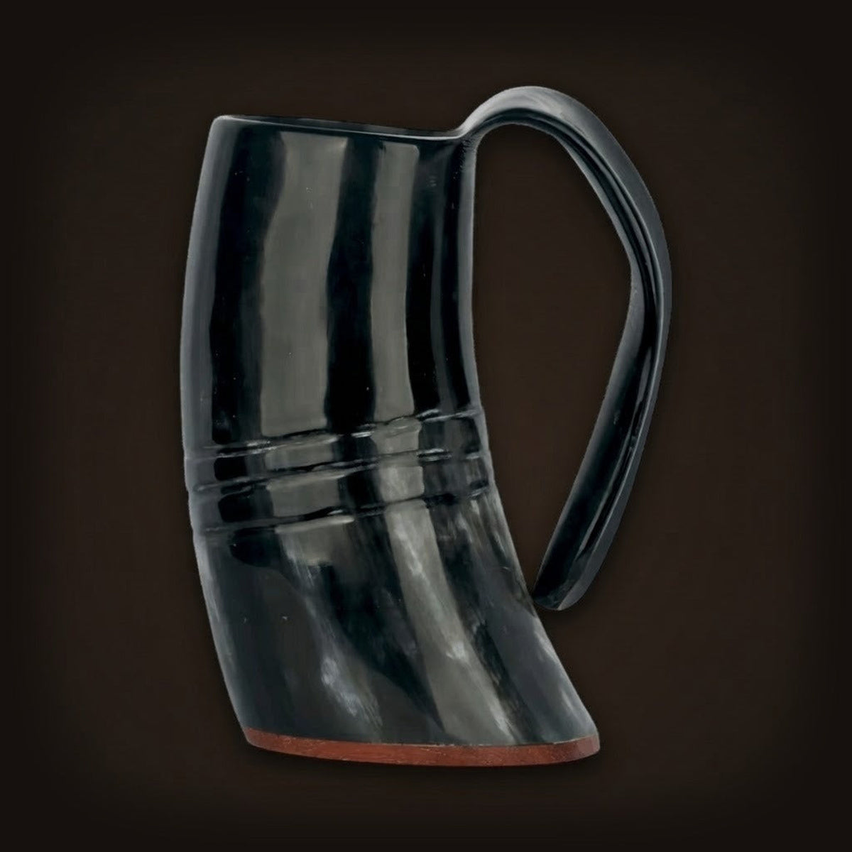 Mug viking en corne de buffle noire polie, deux rainures gravées autour du corps, anse recourbée et fond de bois
