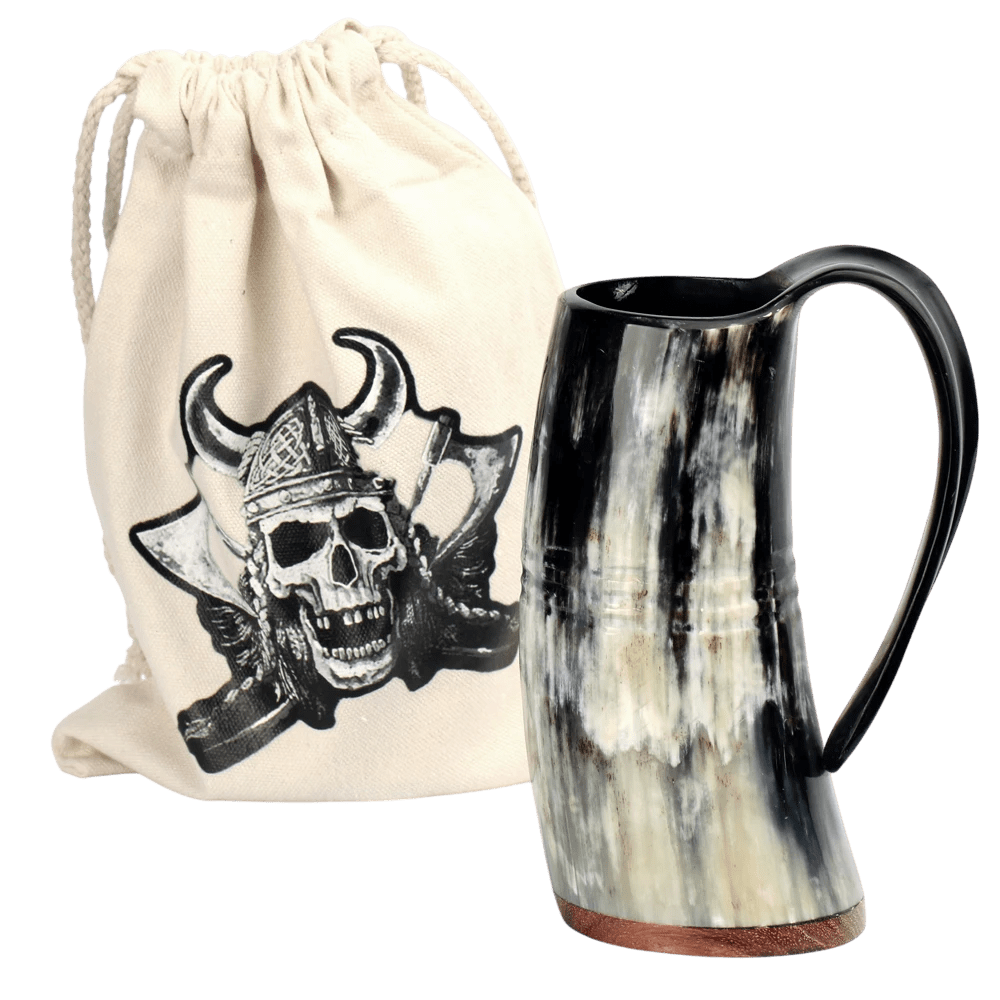 Mug viking en corne naturelle sombre à anse noire, livré avec son sac en jute au crâne casqué