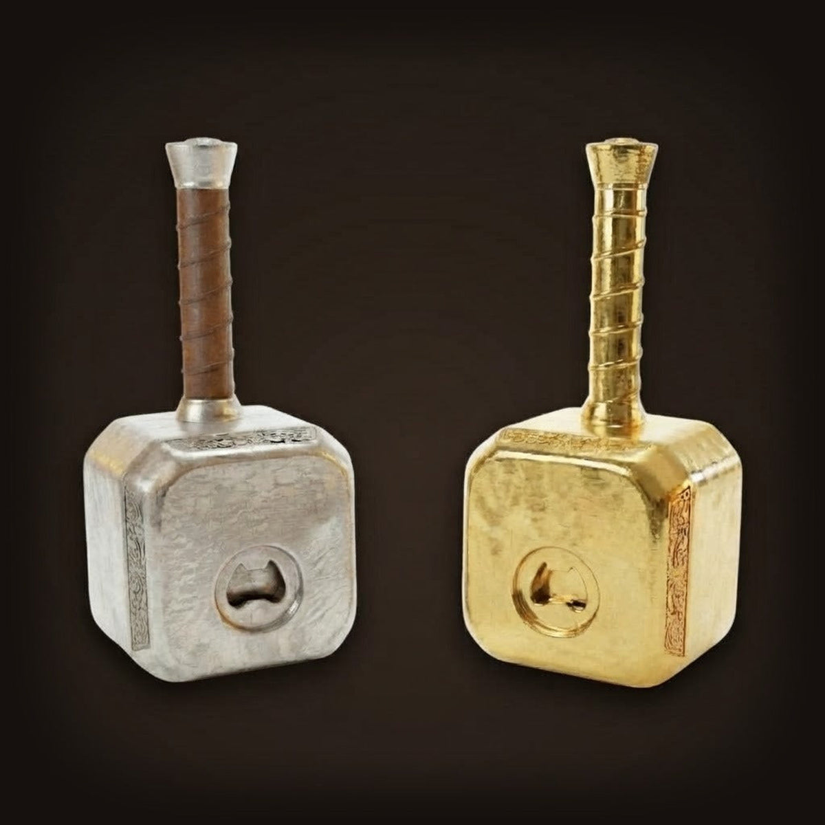Vue arrière de deux mugs en forme de marteau de Thor (Mjölnir). Le modèle argenté sombre (à gauche) et le modèle doré (à droite) montrent leurs décapsuleurs intégrés dans les manches.