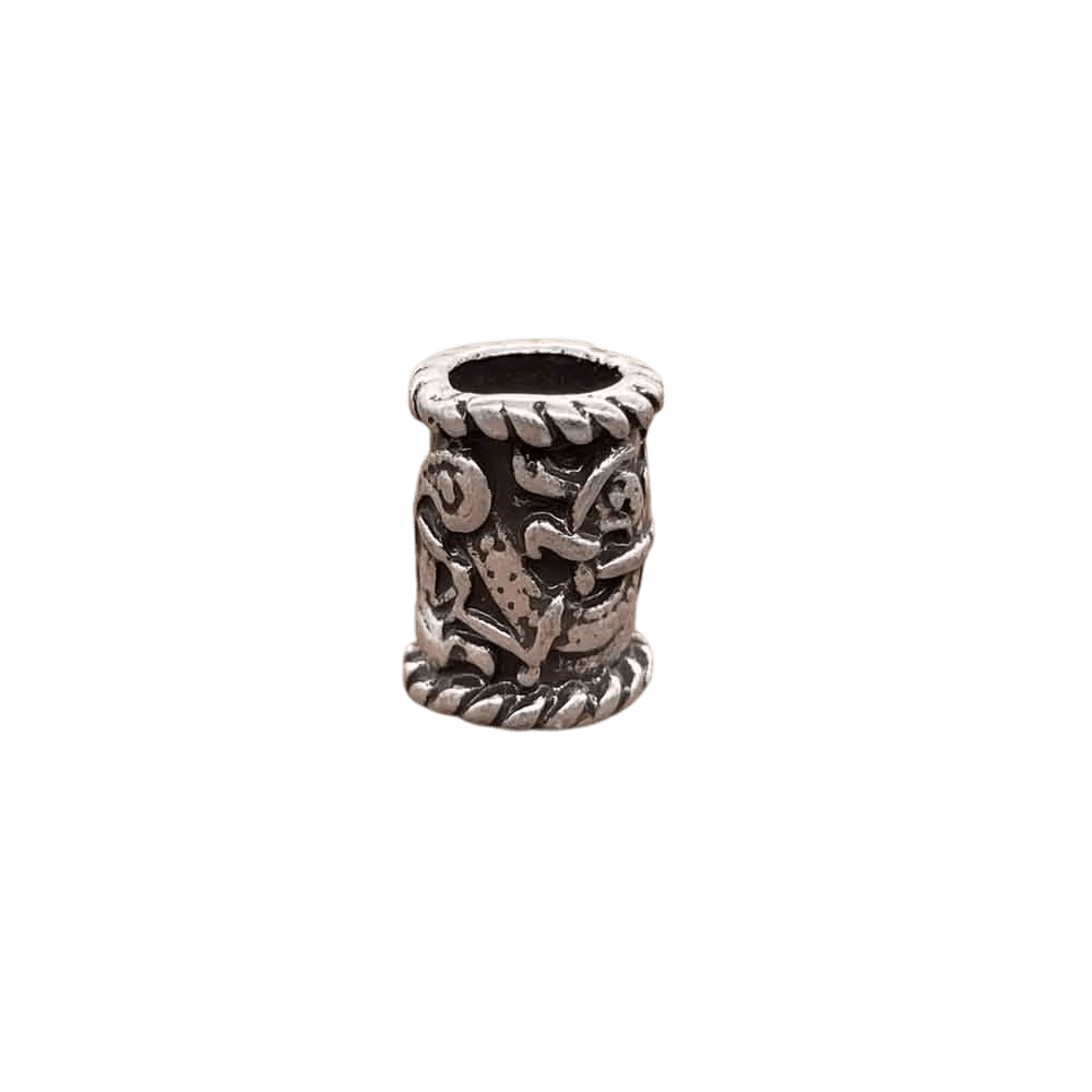 Perle viking cylindrique en alliage argent vieilli, bête en ruban de style d'Urnes, perçage traversant visible, sur fond blanc