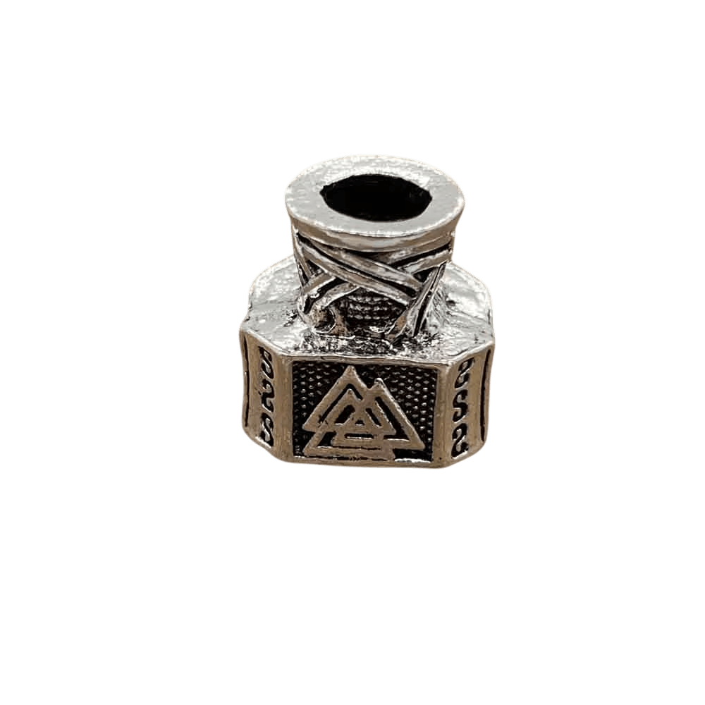 Perle viking en forme de marteau, en alliage argent vieilli, Mjölnir gravé d'un Valknut, perçage traversant visible, sur fond blanc