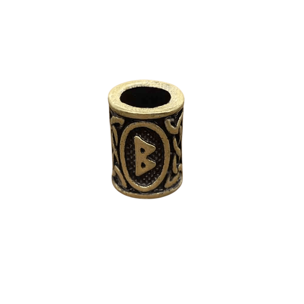 Perle viking cylindrique en alliage bronze patiné, rune Berkano, perçage traversant visible, sur fond blanc