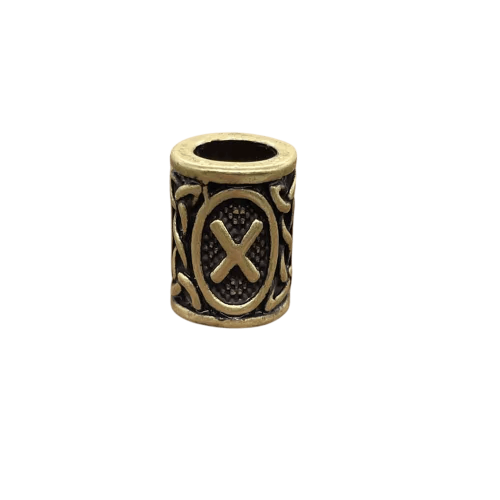 Perle viking cylindrique en alliage bronze patiné, rune Gebo, perçage traversant visible, sur fond blanc