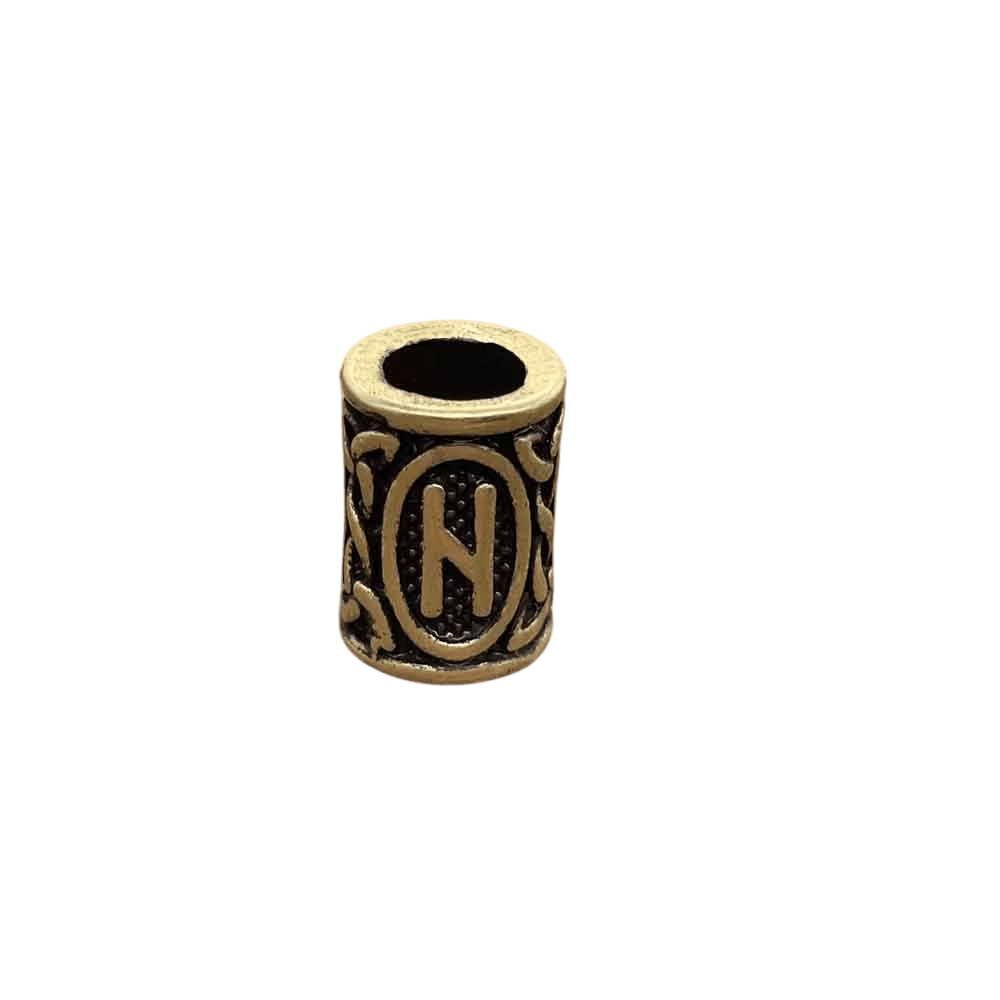 Perle viking cylindrique en alliage bronze patiné, rune Hagalaz, perçage traversant visible, sur fond blanc