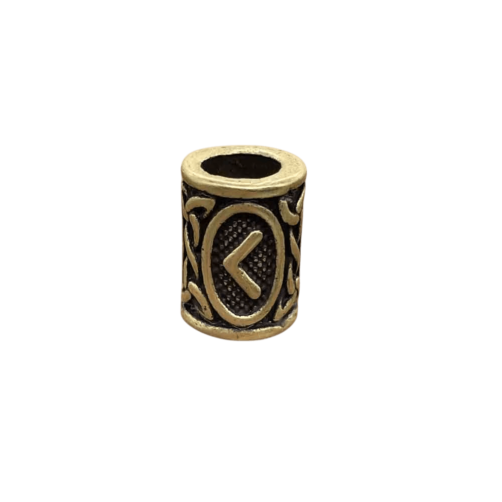 Perle viking cylindrique en alliage bronze patiné, rune Kaunaz, perçage traversant visible, sur fond blanc