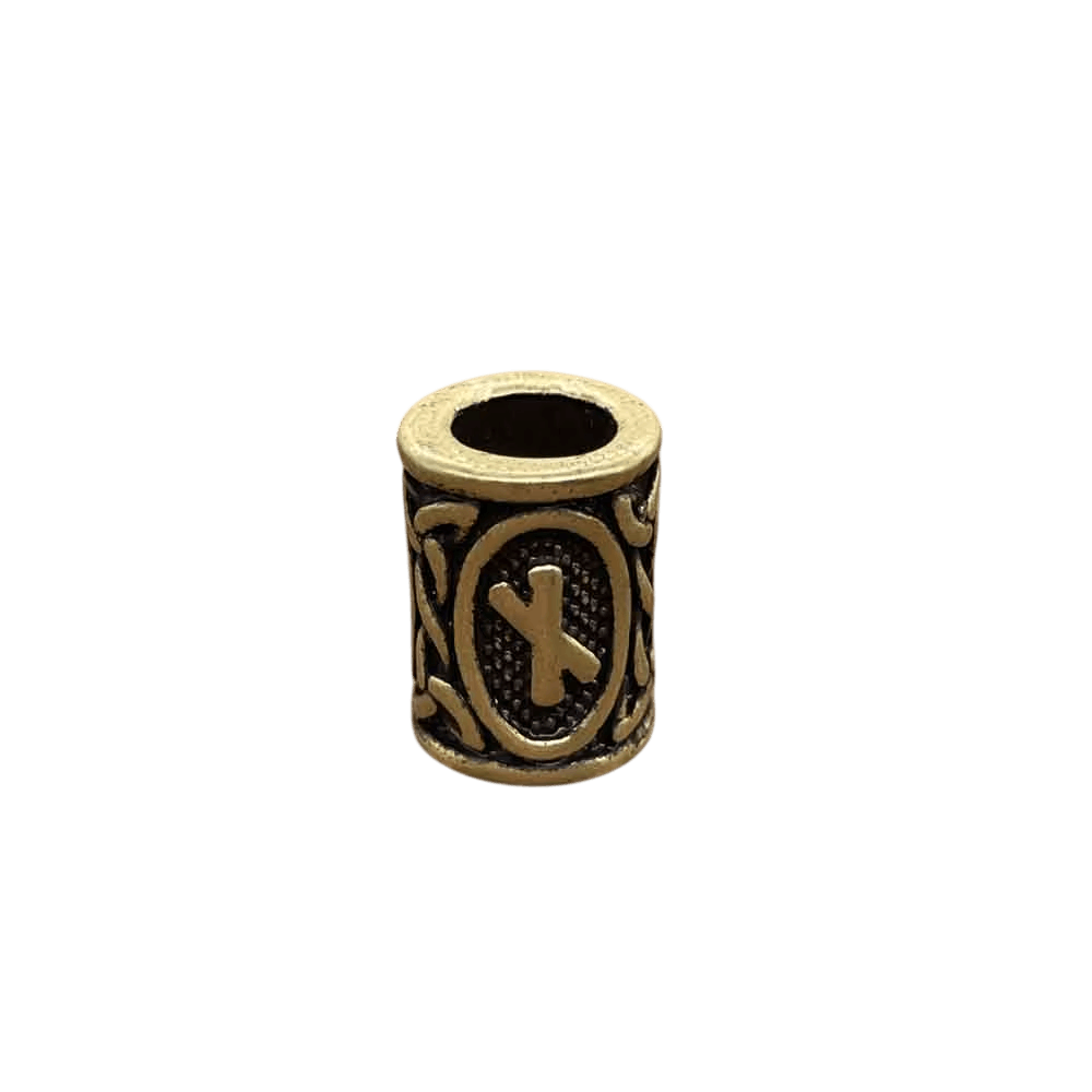 Perle viking cylindrique en alliage bronze patiné, rune Nauthiz, perçage traversant visible, sur fond blanc