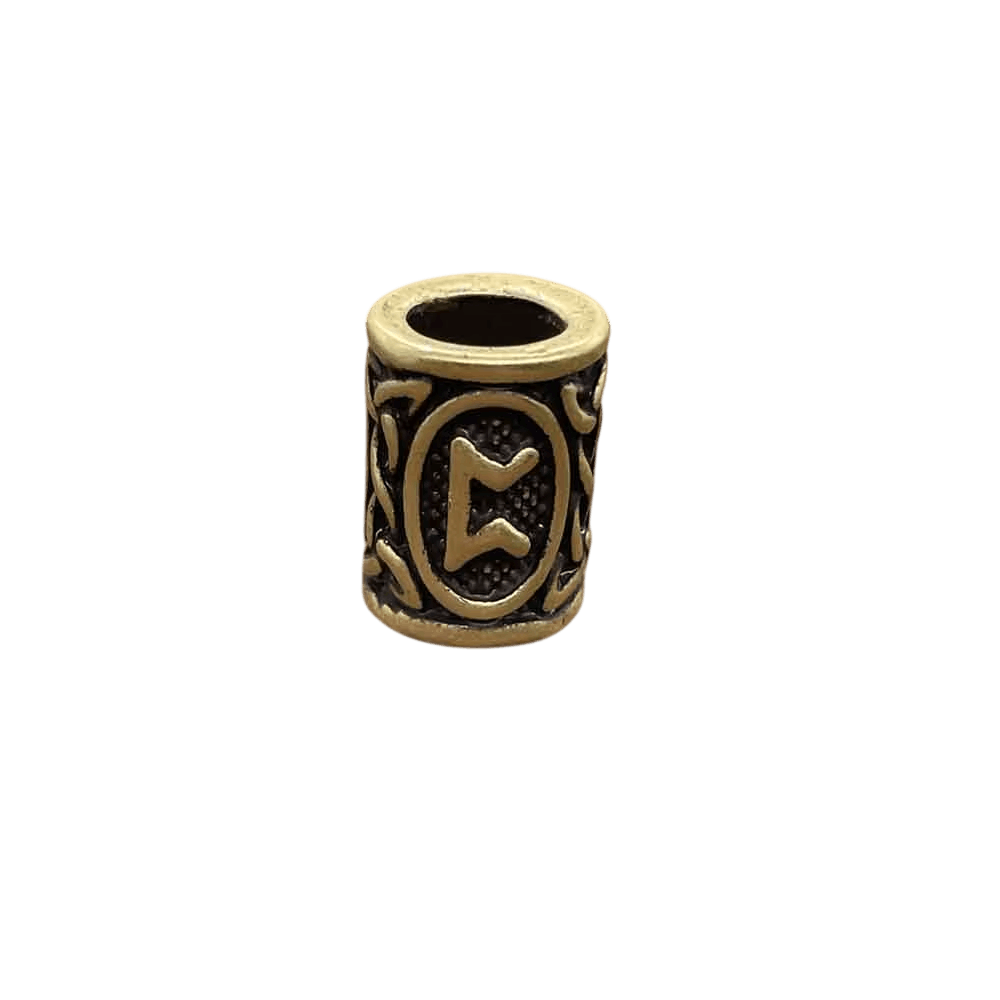 Perle viking cylindrique en alliage bronze patiné, rune Perthro, perçage traversant visible, sur fond blanc