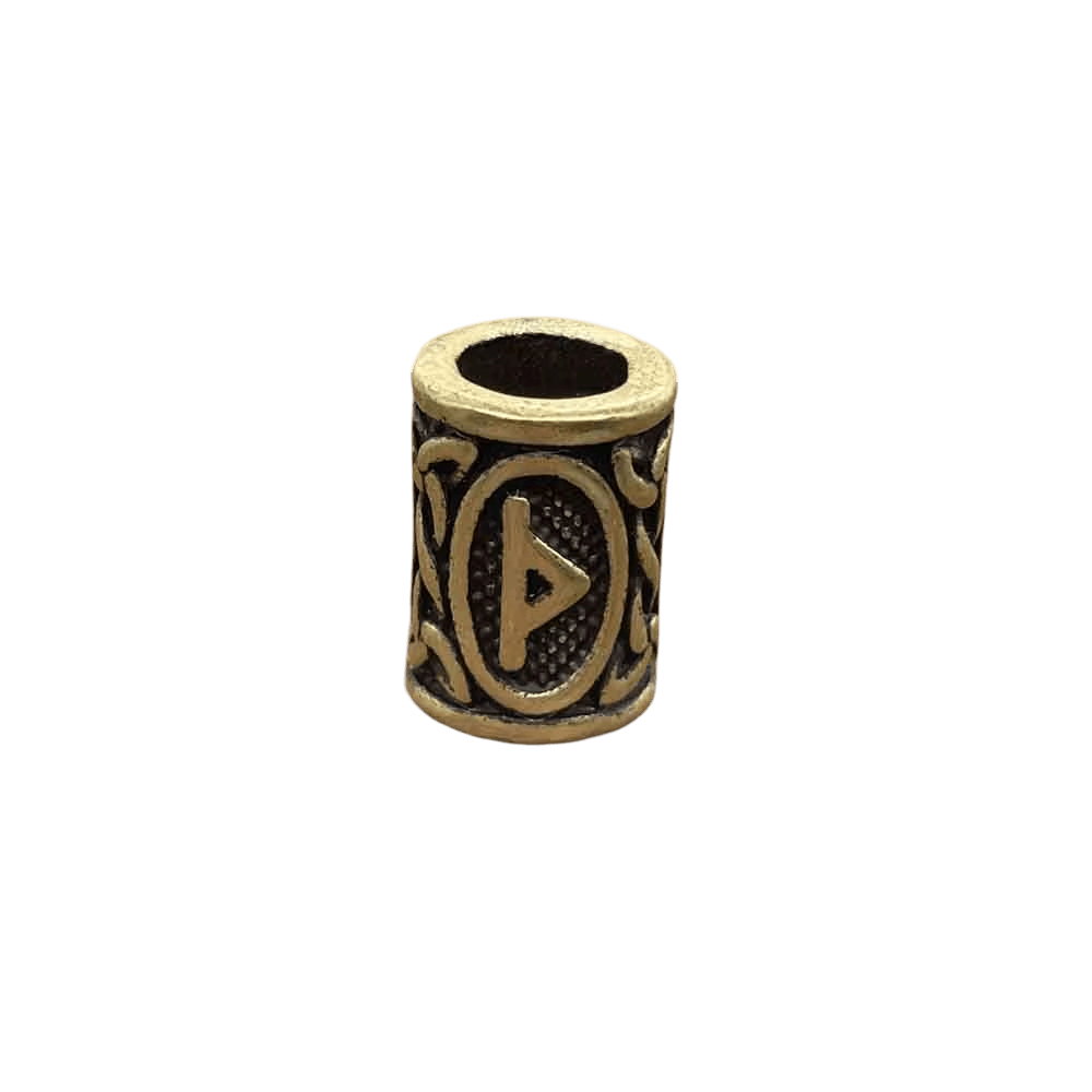 Perle viking cylindrique en alliage bronze patiné, rune Thurisaz, perçage traversant visible, sur fond blanc