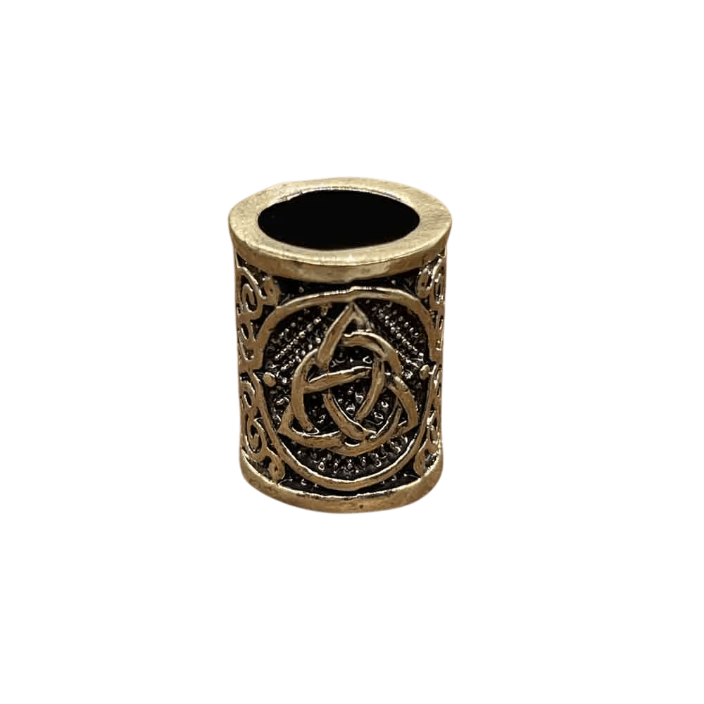Perle viking cylindrique en alliage bronze patiné, triquetra en médaillon, perçage traversant visible, sur fond blanc