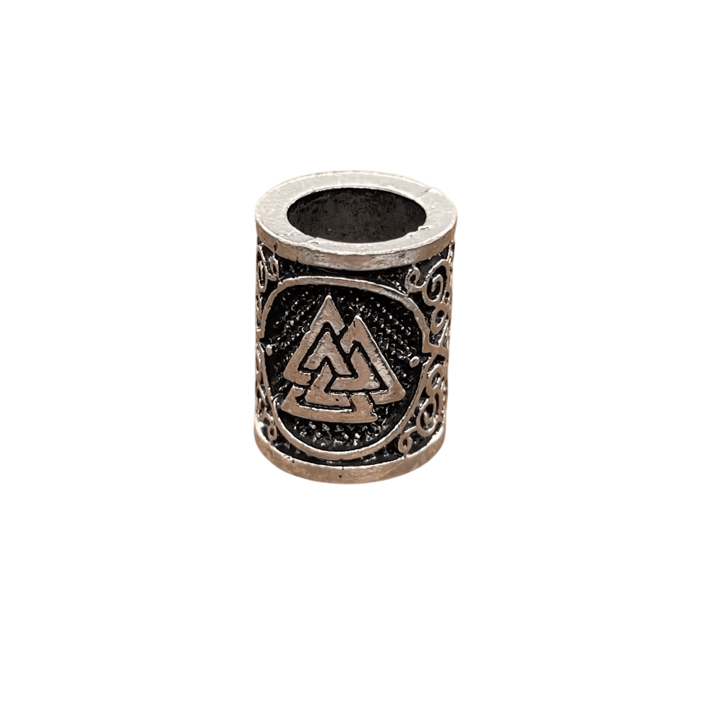 Perle viking cylindrique en alliage argent vieilli, Valknut à trois triangles, perçage traversant visible, sur fond blanc
