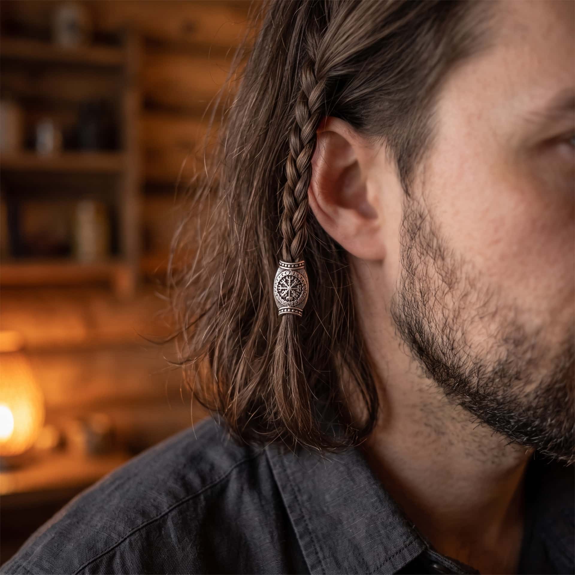 Perle viking en alliage argent vieilli, en forme de tonneau strié, Vegvísir cerclé d'un anneau de runes, portée sur une fine tresse de cheveux