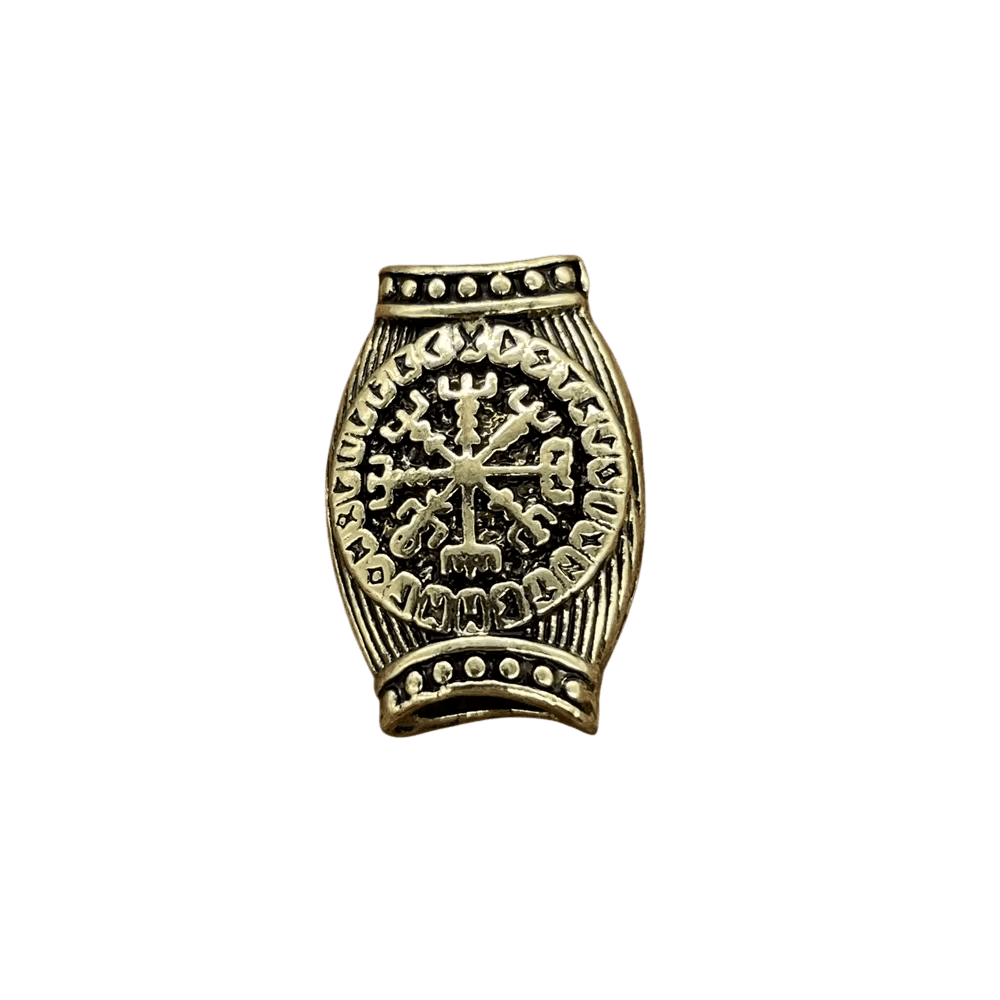 Perle viking en forme de tonneau, en alliage bronze patiné, Vegvísir cerclé de runes, perçage traversant visible, sur fond blanc