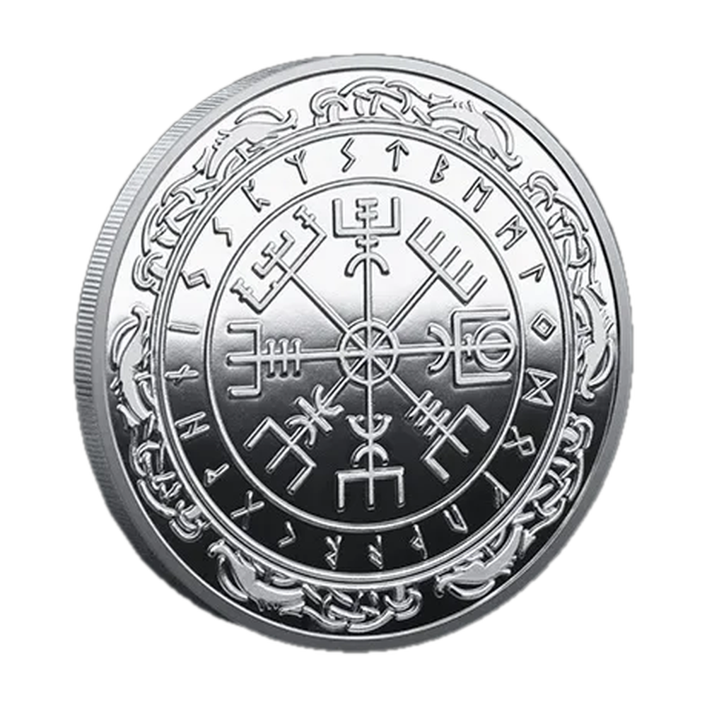 Pièce viking argentée frappée du Vegvísir, cerclée de runes et d’une frise d’entrelacs