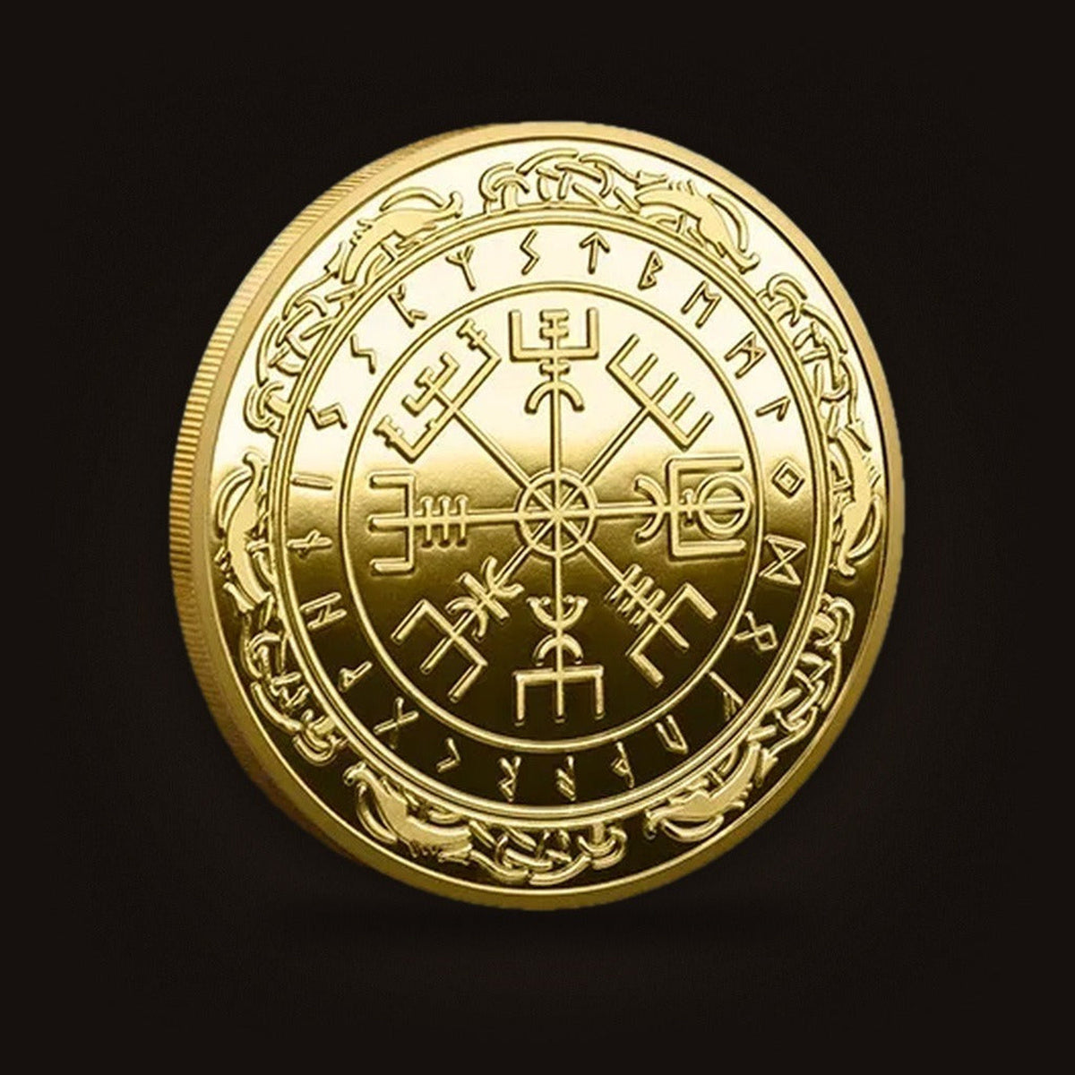 Pièce viking dorée frappée du Vegvísir, cerclée de runes et d’une frise d’entrelacs