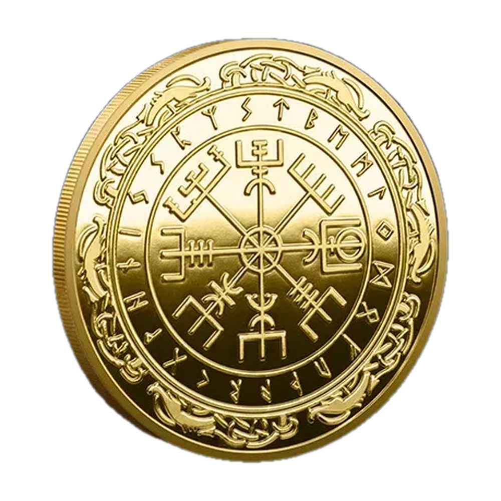 Pièce viking dorée frappée du Vegvísir, cerclée de runes et d’une frise d’entrelacs