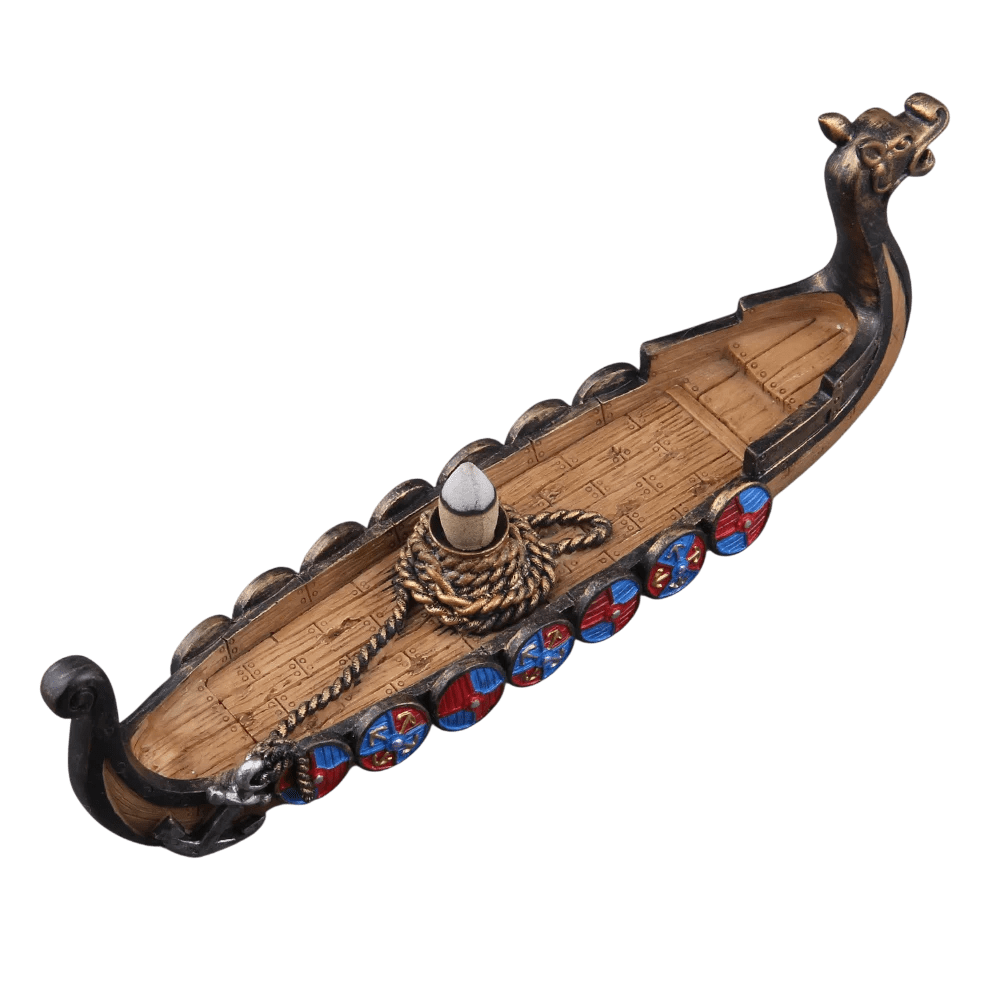 Vue de profil du brûleur d'encens bateau dragon viking, détails de la proue sculptée et des boucliers de décoration viking.