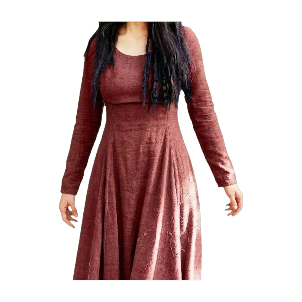 Robe viking femme bordeaux à manches longues, buste ajusté et jupe évasée, portée sans accessoires