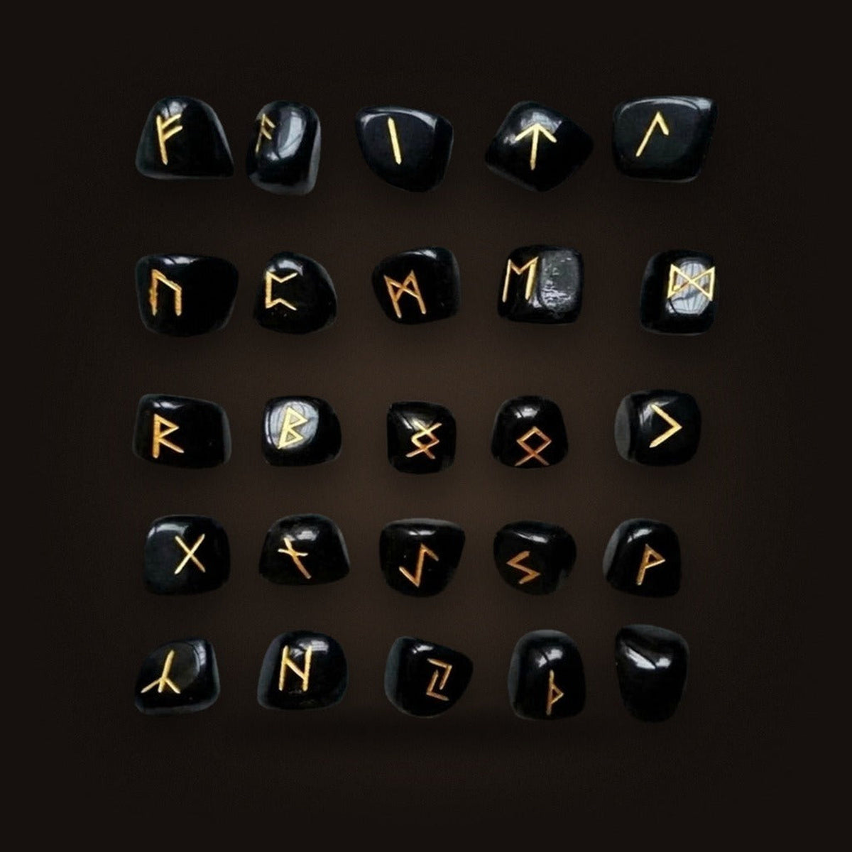 Set de 25 runes vikings en pierre d’obsidienne noire : 24 runes du Futhark gravées et dorées et une pierre vierge