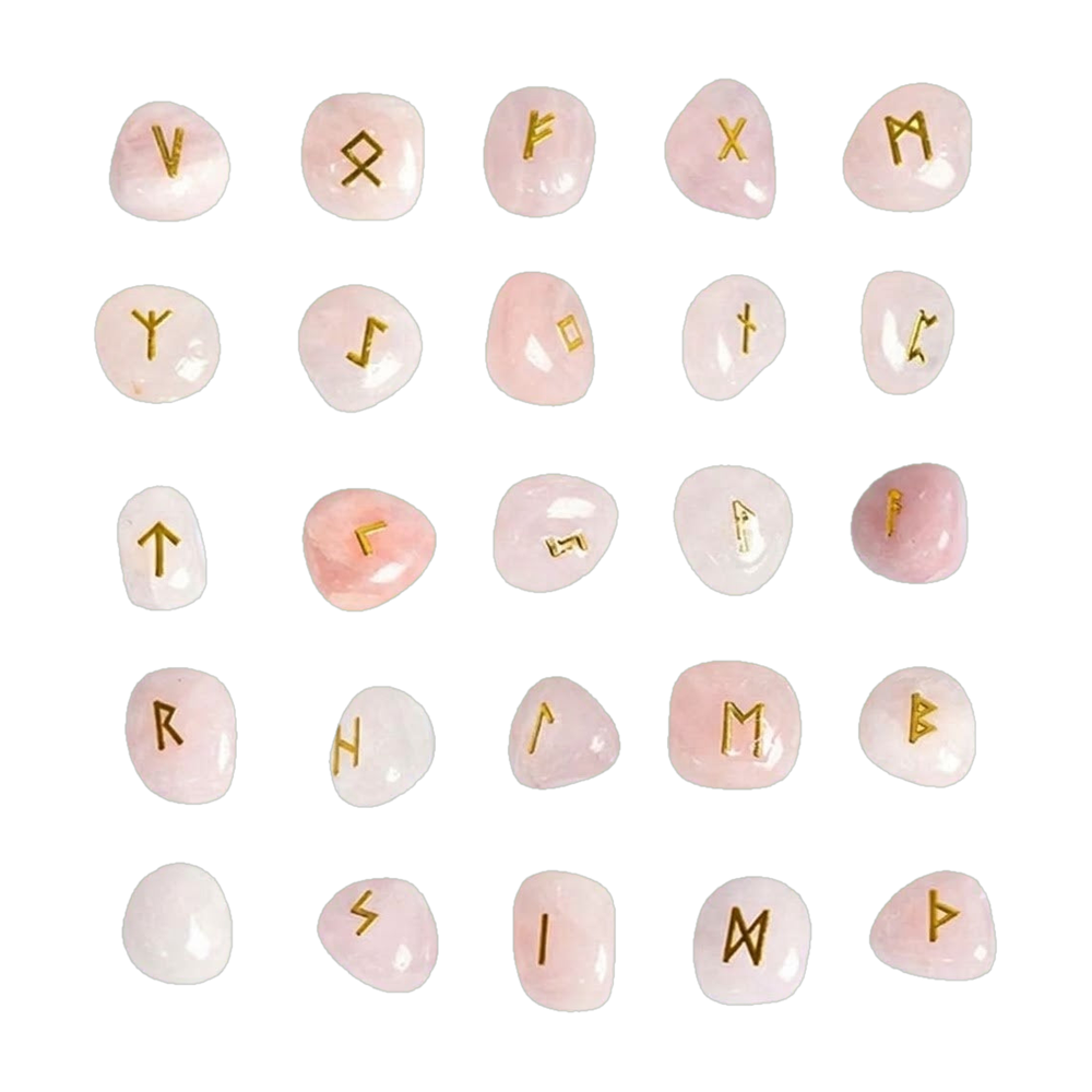 Set de 25 runes vikings en pierre de quartz rose : 24 runes du Futhark gravées et dorées et une pierre vierge