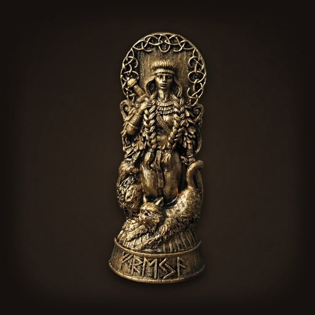 Statue de la déesse Freyja en résine finition bronze doré, avec ses chats et son nom gravé en runes sur le socle