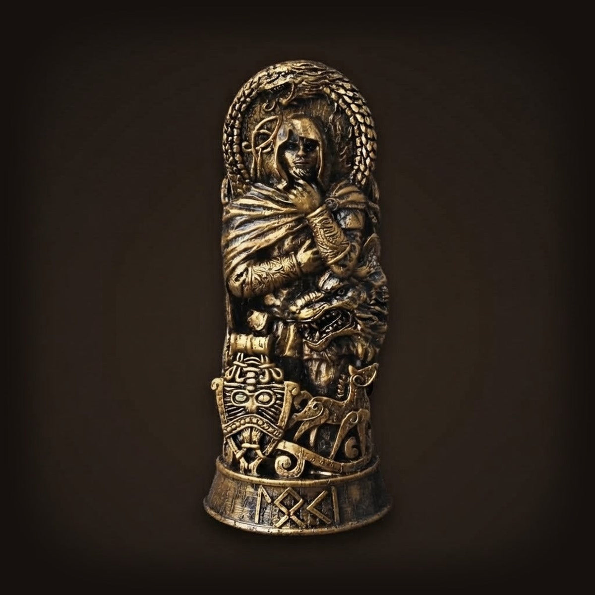 Statue de Loki en résine finition bronze entouré de son fils le loup Fenrir et du serpent Jörmungandr pour décoration viking.