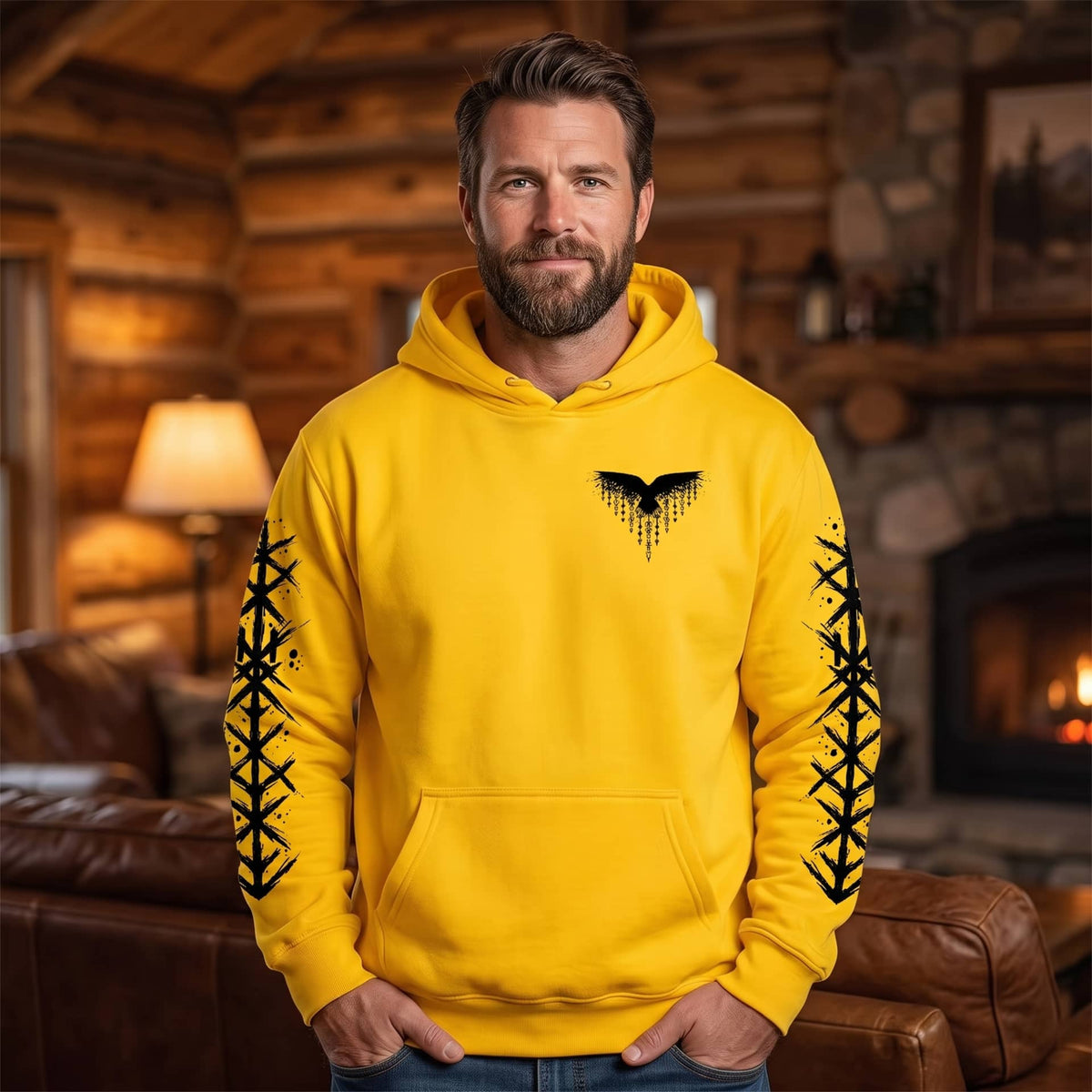 Homme portant le Sweat à Capuche Viking Vegvísir et Runes, coloris jaune motif noir