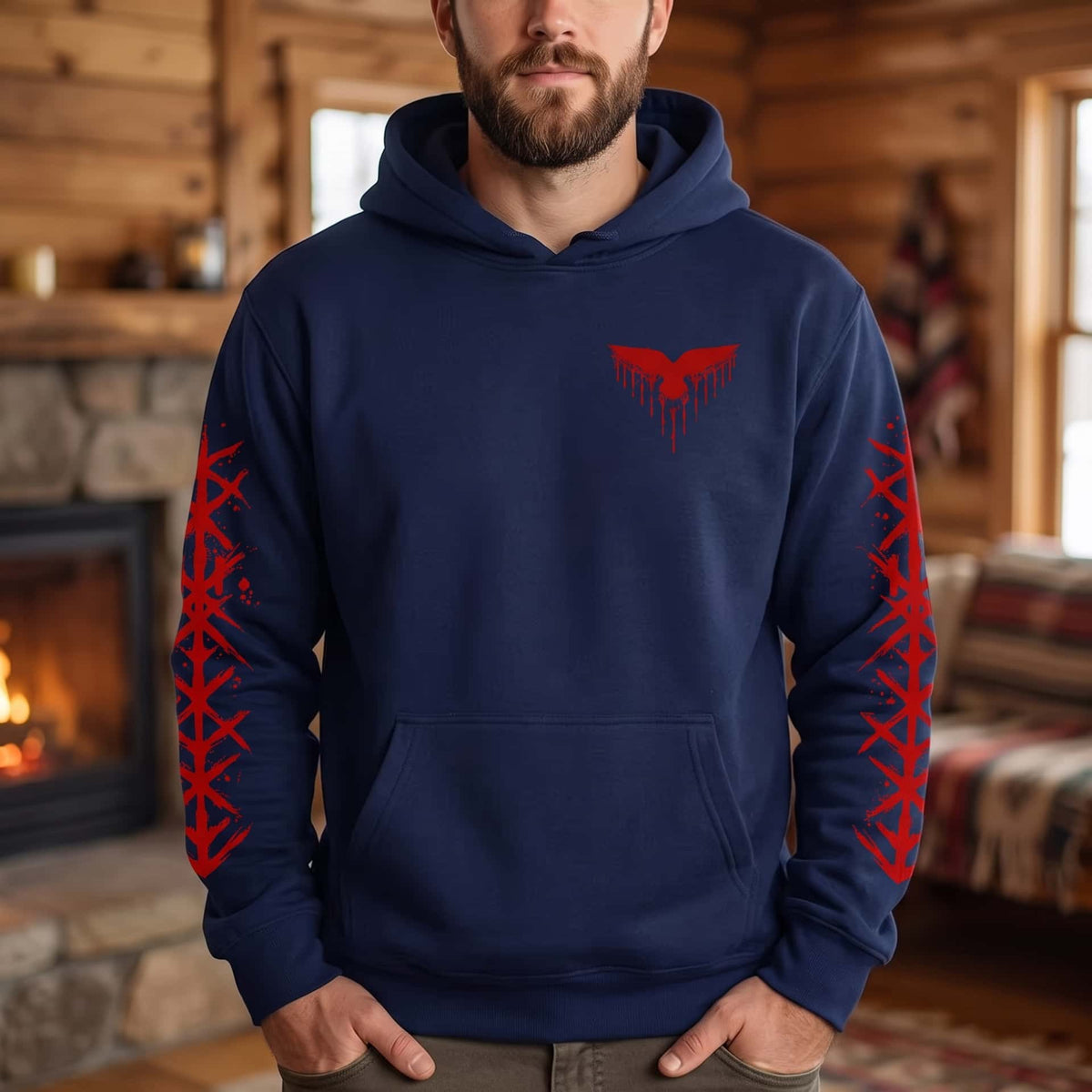 Homme portant le Sweat à Capuche Viking Vegvísir et Runes, coloris marine motif rouge