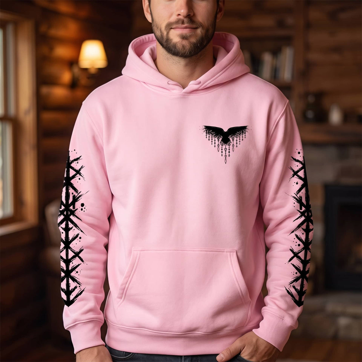 Homme portant le Sweat à Capuche Viking Vegvísir et Runes, coloris rose motif noir