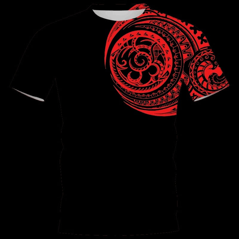 Tee-shirt noir à plat, spirales et frises tribales polynésiennes rouges sur l'épaule droite