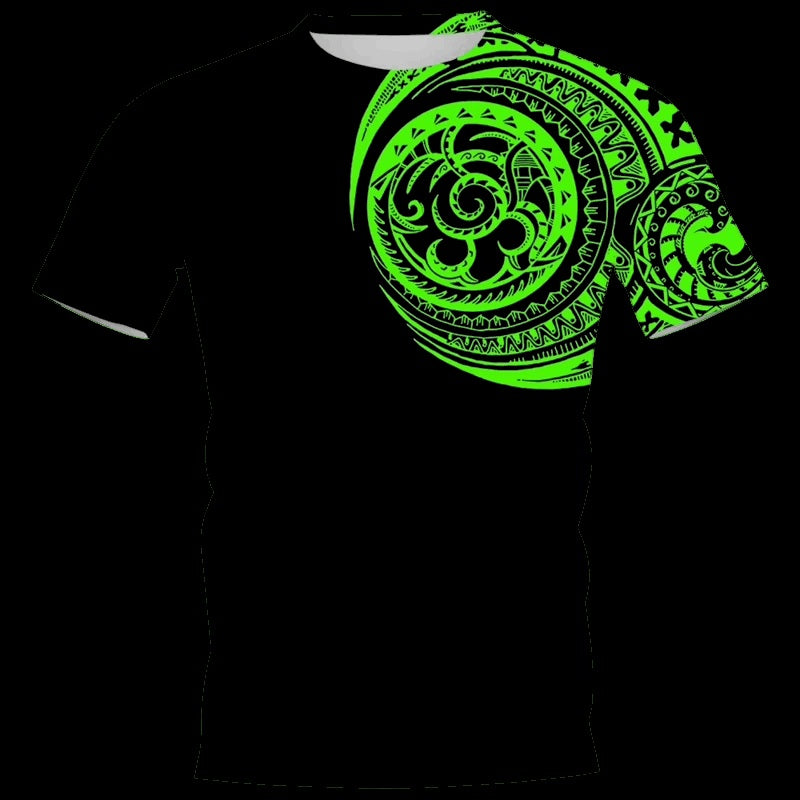 Tee-shirt noir à plat, spirales et frises tribales polynésiennes vertes sur l'épaule droite