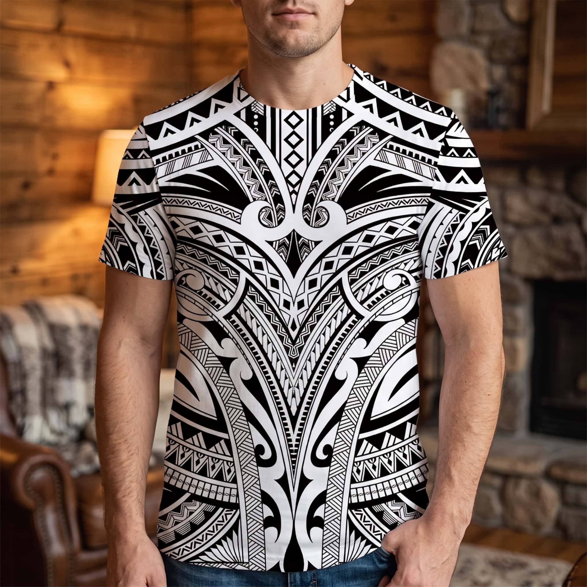 Homme portant un tee-shirt à impression intégrale de motifs tribaux polynésiens noir et blanc