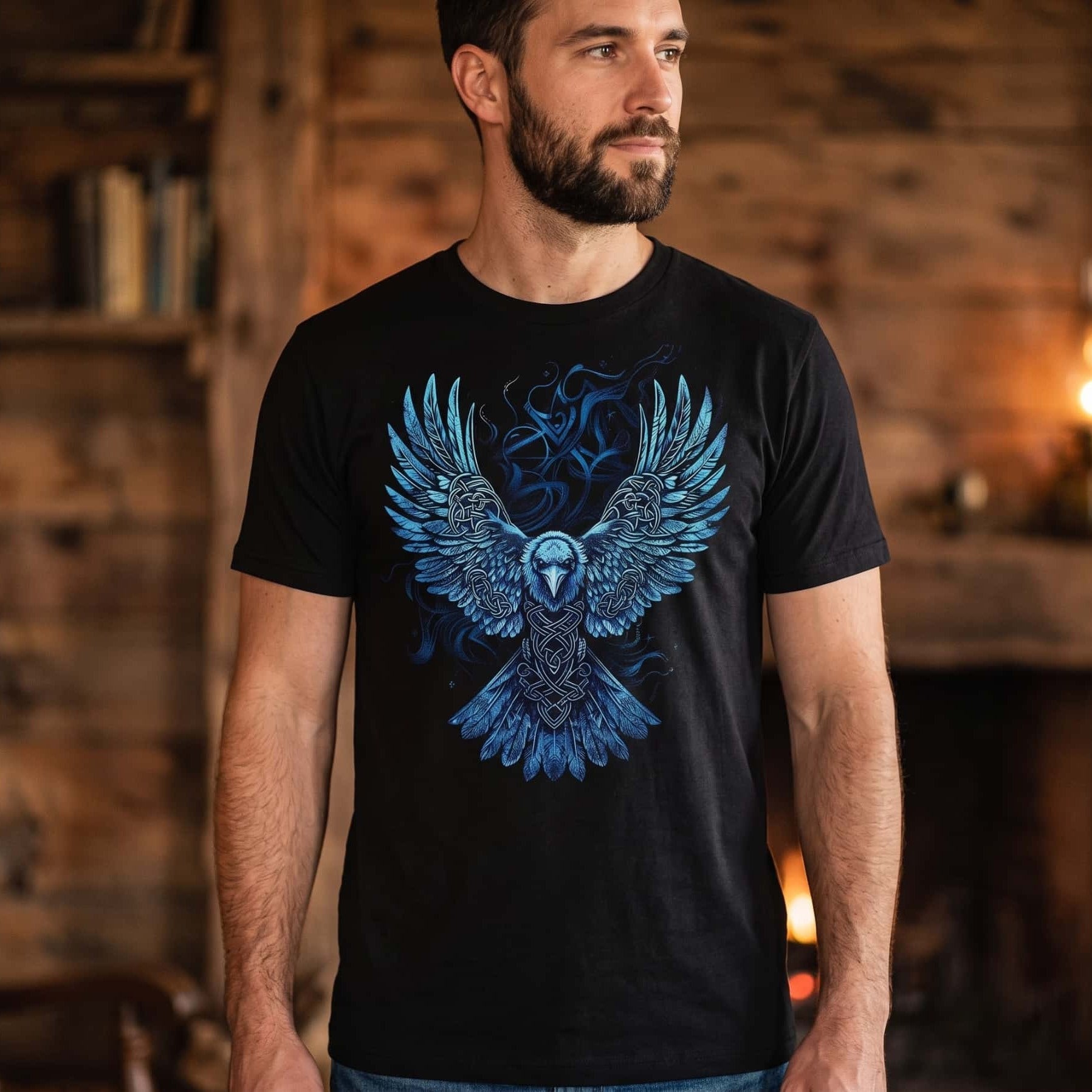 Homme portant un tee-shirt viking noir à corbeau bleu lumineux aux ailes déployées