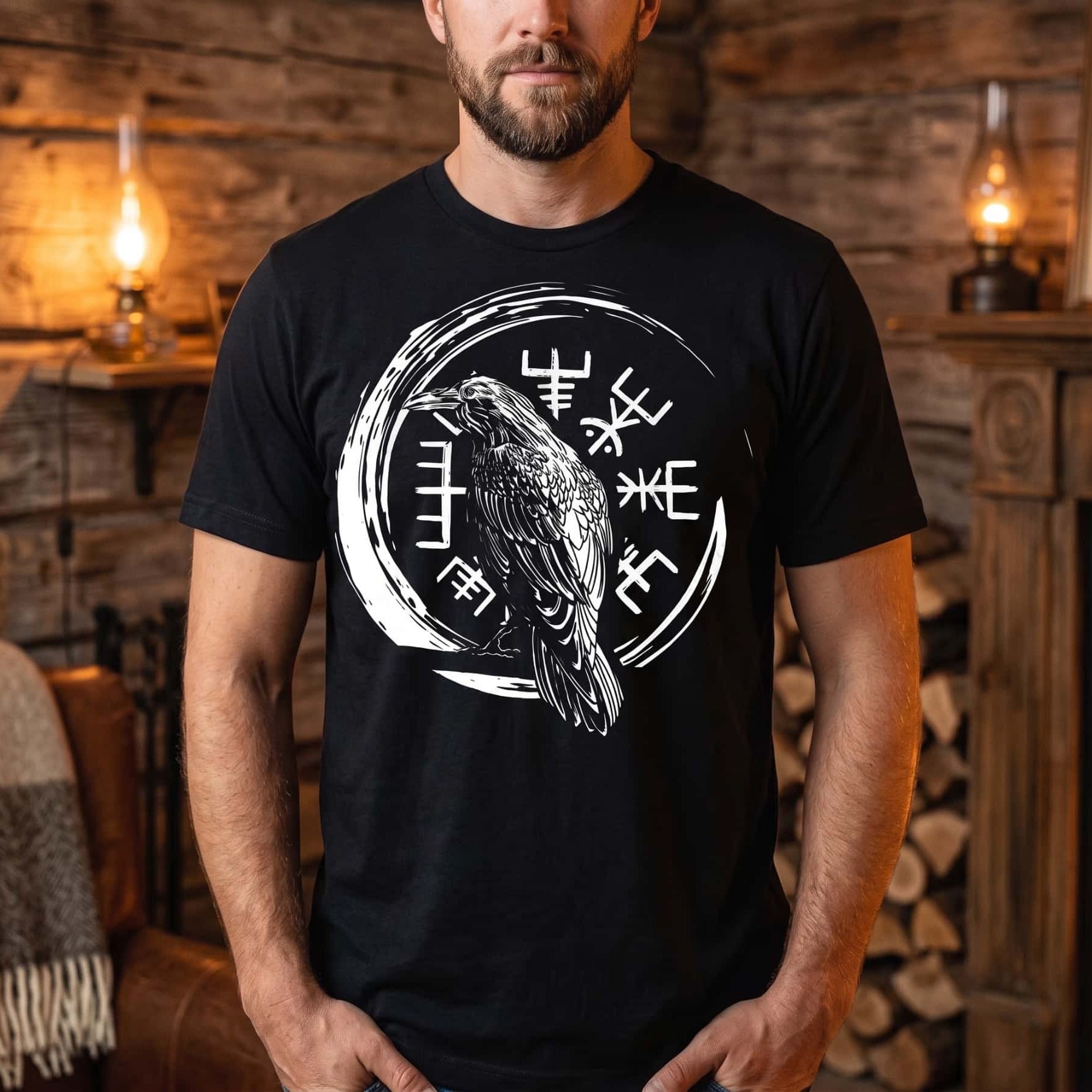 Homme portant un tee-shirt viking noir à corbeau perché dans un cercle d'encre entouré de runes