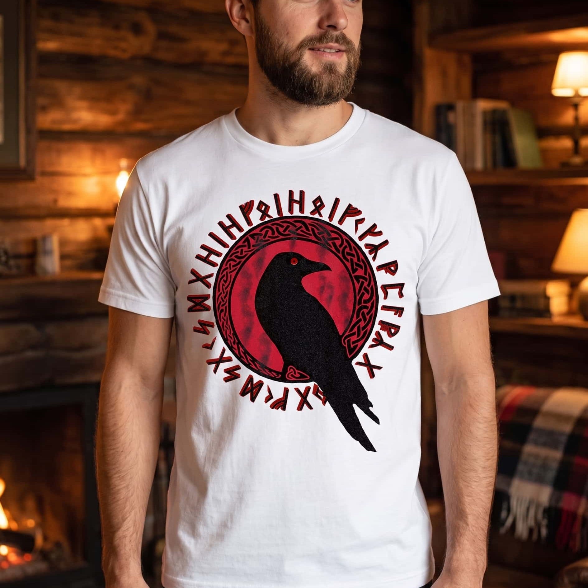 Homme portant un tee-shirt viking blanc à corbeau noir devant une lune rouge cerclée de runes