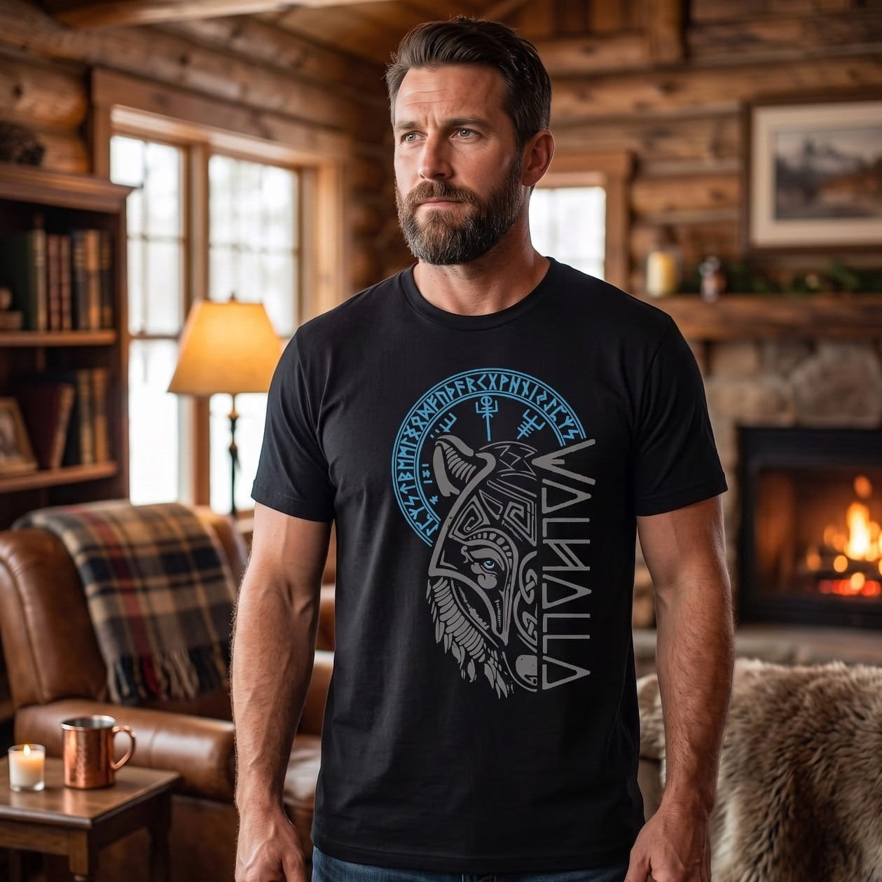 Homme portant un tee-shirt viking noir à corbeau stylisé, mot Valhalla vertical et arc de runes bleues