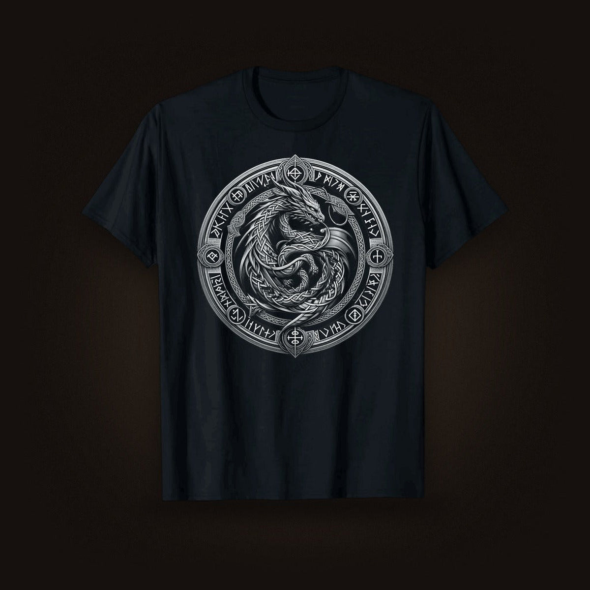 Tee-shirt viking noir à plat, dragon nordique enroulé dans un médaillon cerclé de runes argenté