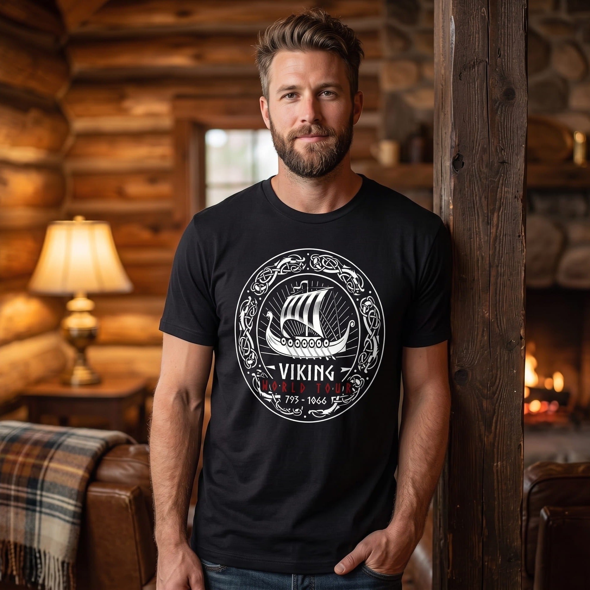 Homme portant un tee-shirt viking noir à drakkar dans un médaillon rond blanc daté 793-1066