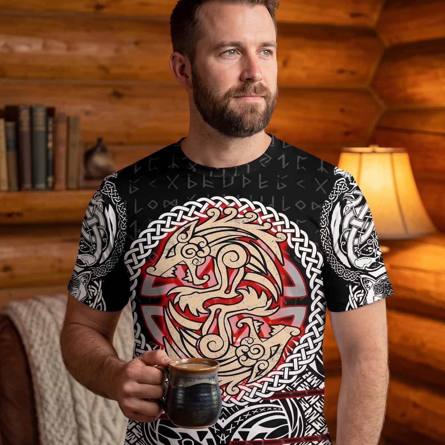 Homme portant un tee-shirt viking noir à impression intégrale, grand médaillon d'entrelacs rouge et or