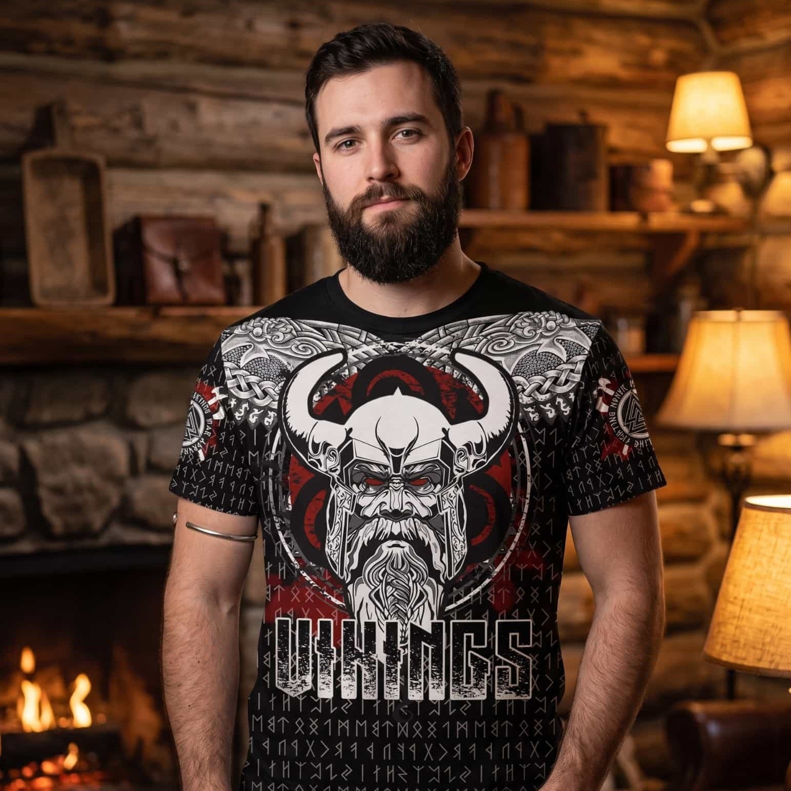 Homme portant un tee-shirt viking à impression intégrale, guerrier casqué à cornes et lettrage Vikings rouge