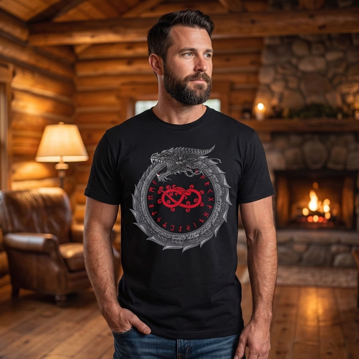 Homme portant un tee-shirt viking noir à serpent-monde Jörmungandr se mordant la queue, runes rouges