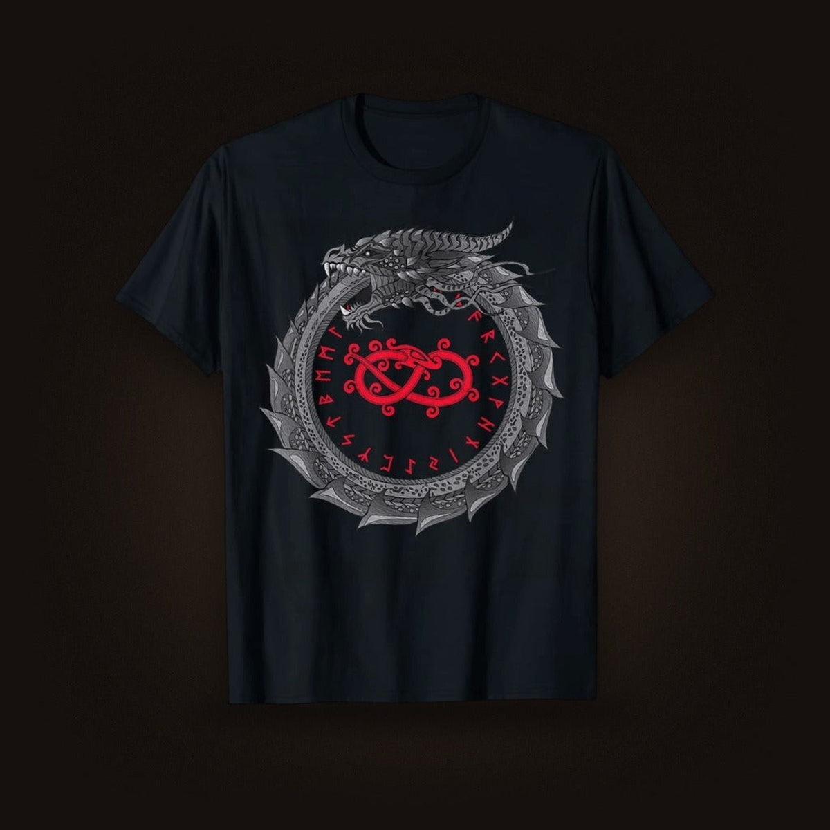 Tee-shirt viking noir à plat, Jörmungandr écaillé mordant sa queue autour d'un cercle de runes rouges