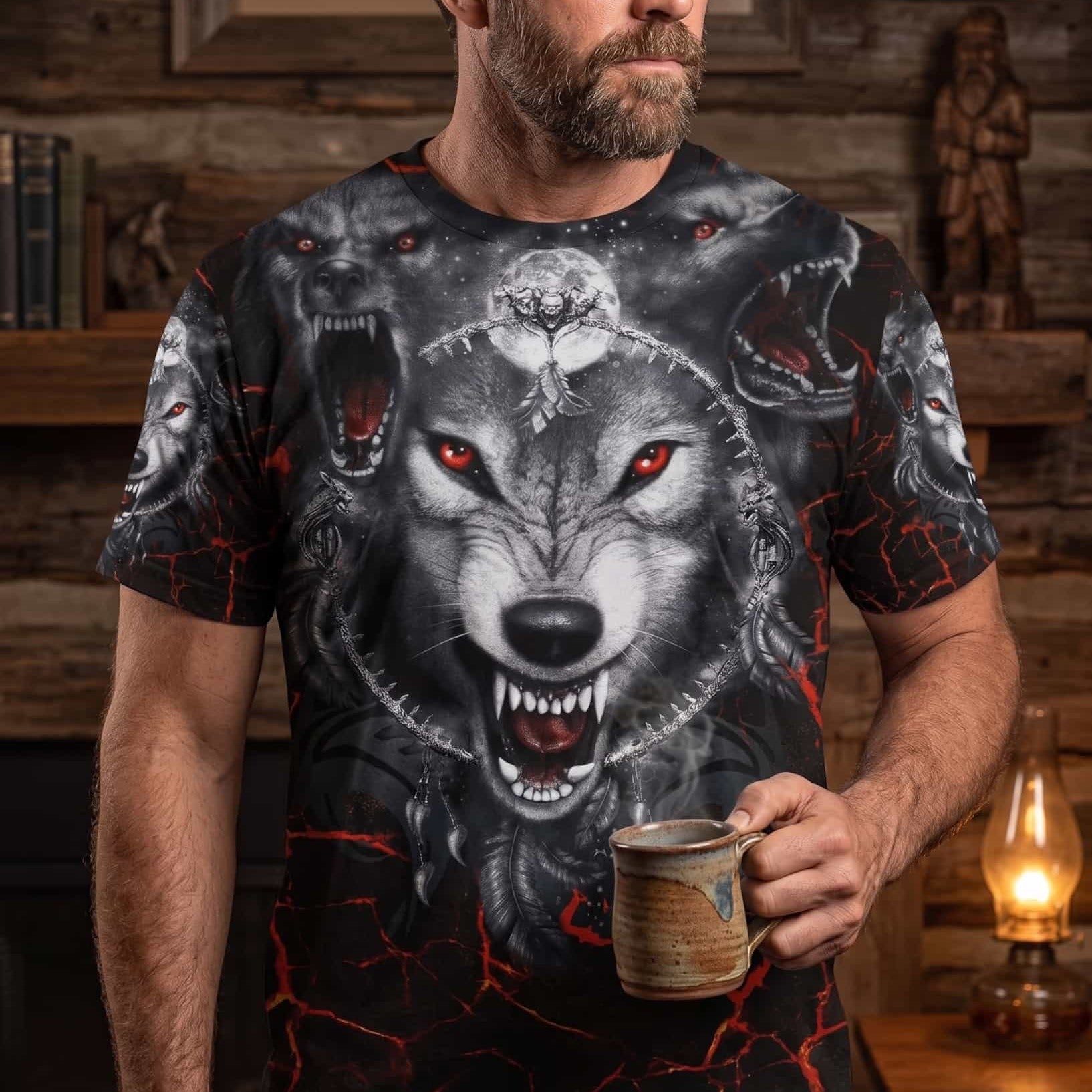 Homme portant un tee-shirt viking noir à impression intégrale, loup blanc gueule ouverte et craquelures rouges