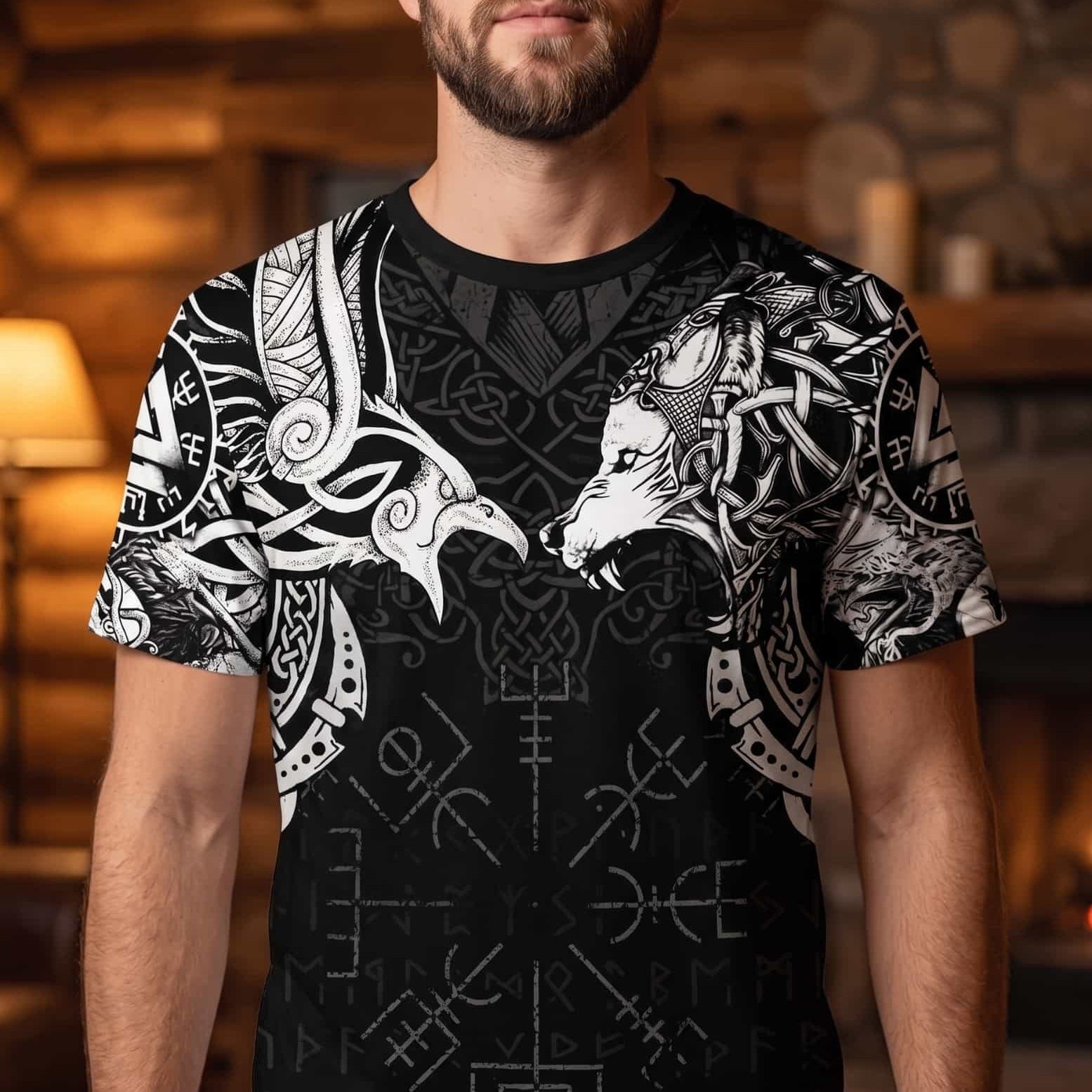 Homme portant un tee-shirt viking à impression intégrale, deux loups affrontés et Vegvísir noir et blanc
