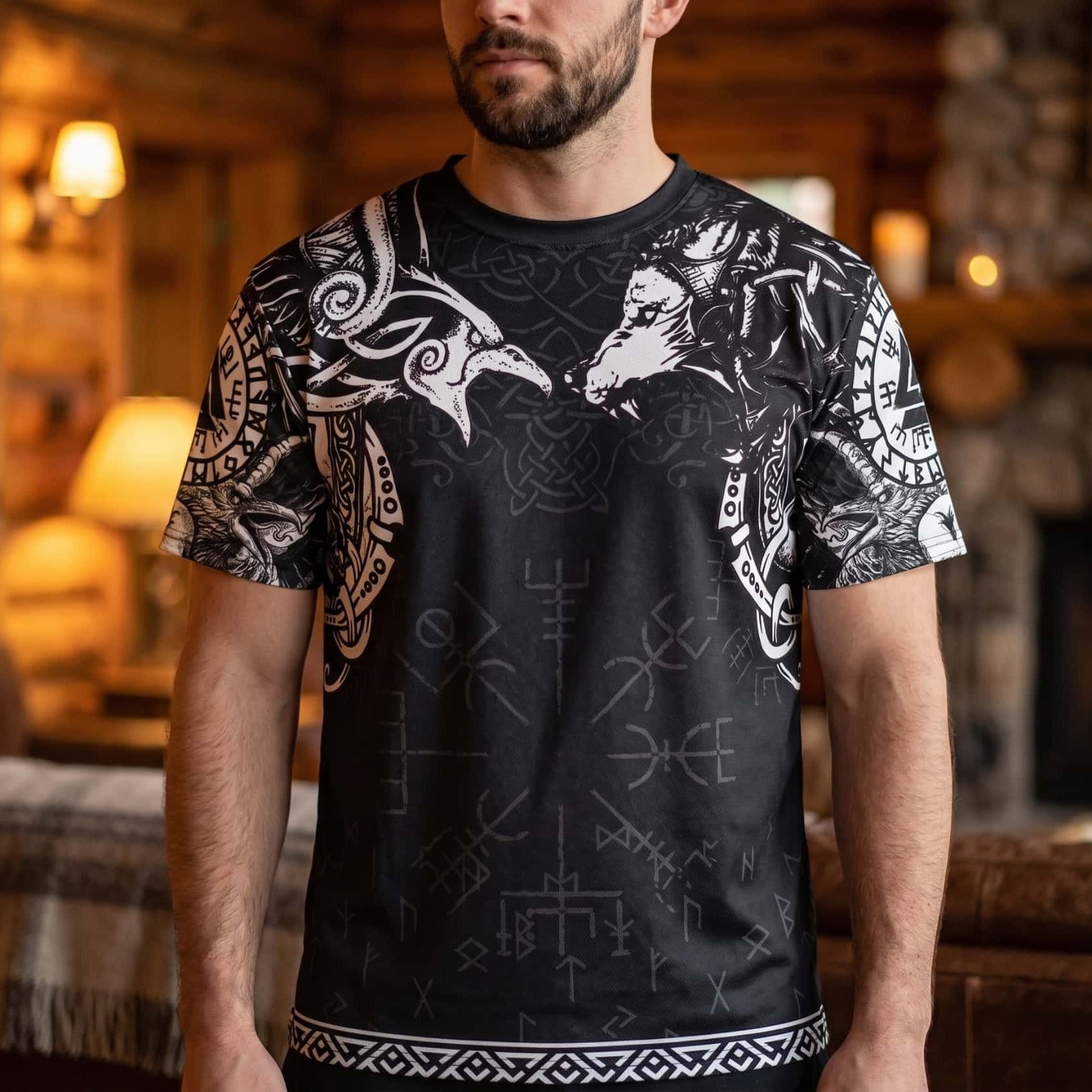 Homme portant un tee-shirt viking noir à impression intégrale, deux loups affrontés sur les épaules