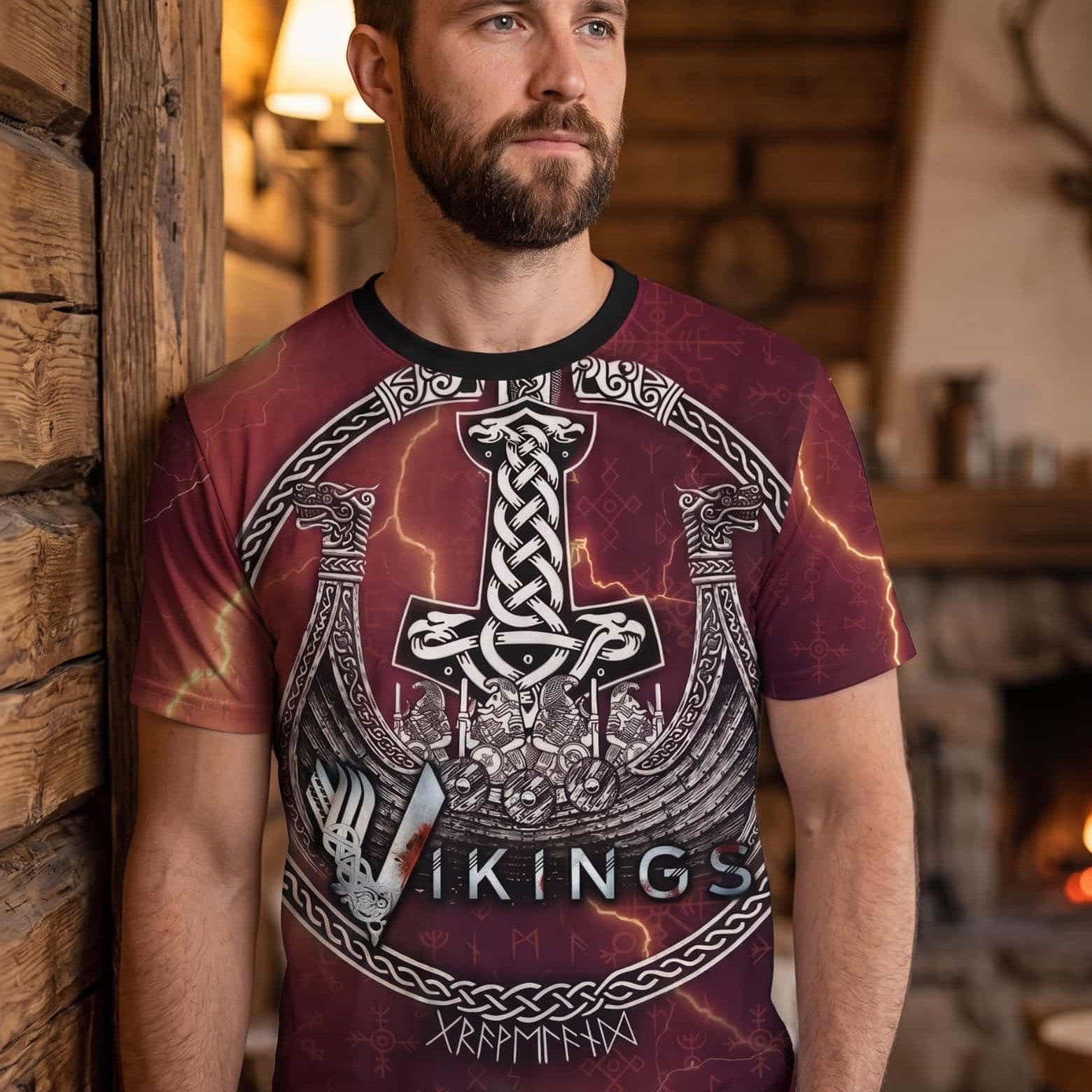 Homme portant un tee-shirt viking bordeaux à impression intégrale, Mjölnir et éclairs argentés
