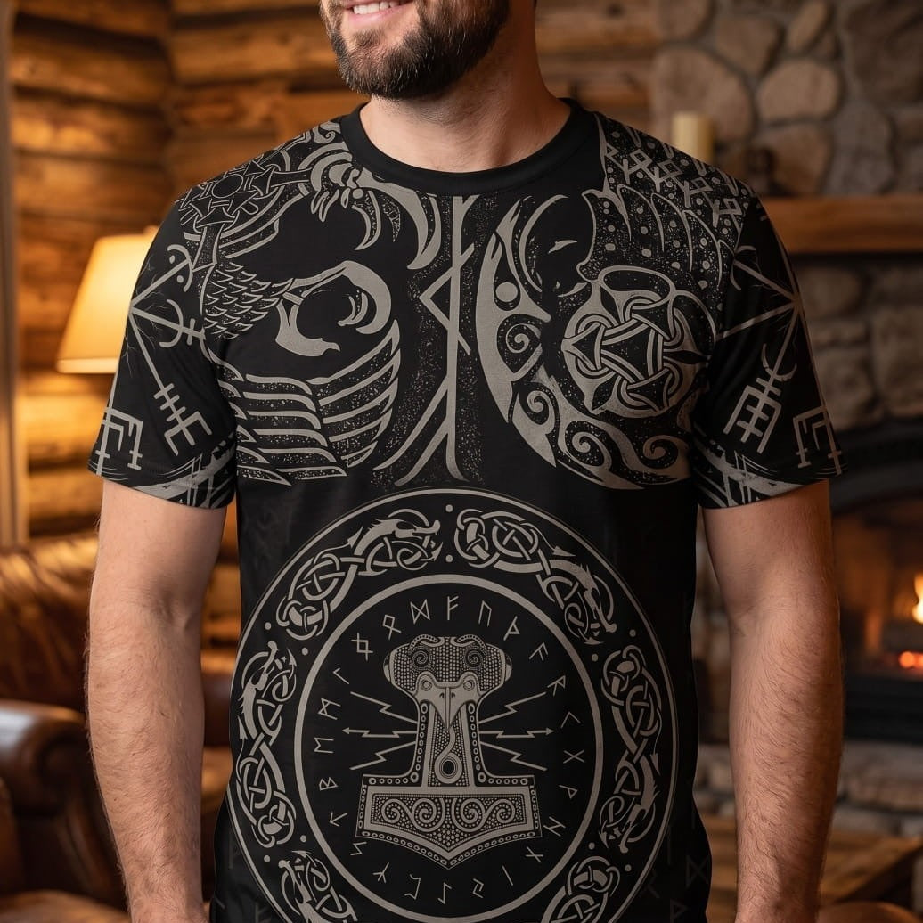 Homme portant un tee-shirt viking noir à impression intégrale ton sur ton, Mjölnir en médaillon runique